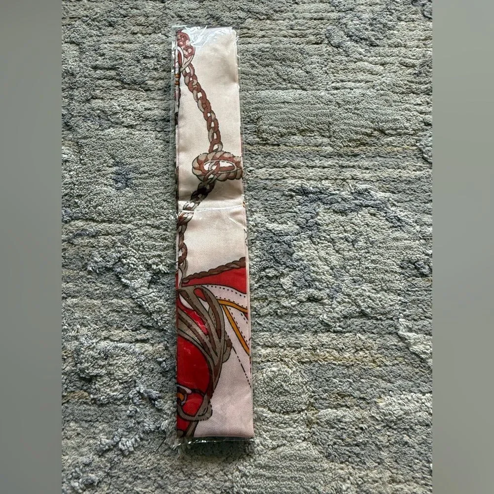 Light and soft narrow-width twillis scarf,  NIP